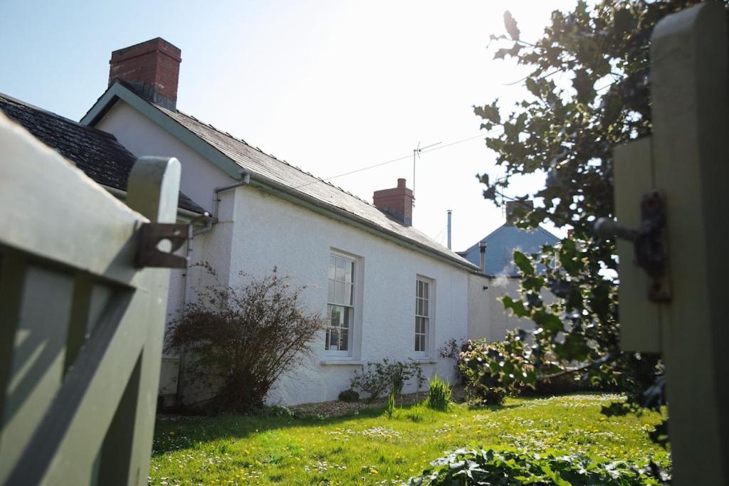 May Tree Cottage Manorbier 5 Mins From The Beach Sleeps 4 Eksteriør billede
