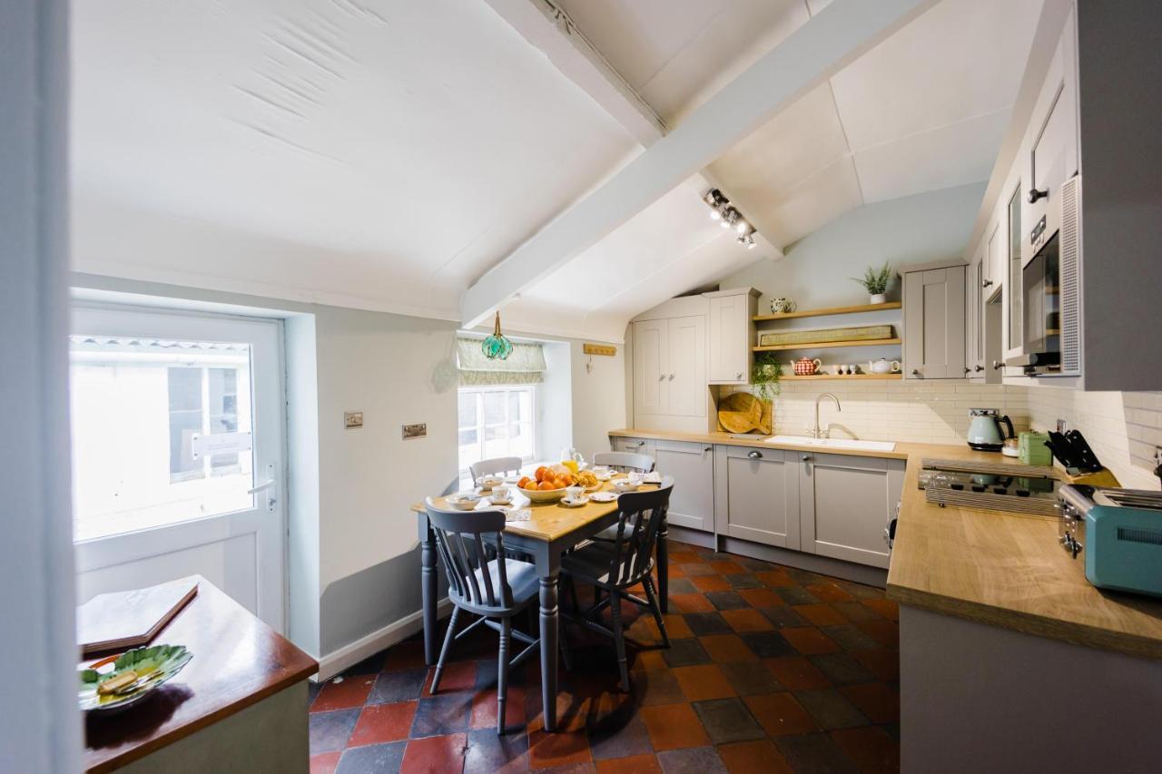 May Tree Cottage Manorbier 5 Mins From The Beach Sleeps 4 Eksteriør billede